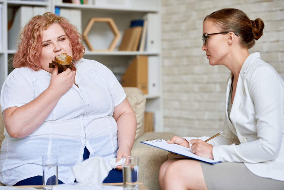 Mujer con sobrepeso en consulta con especialista