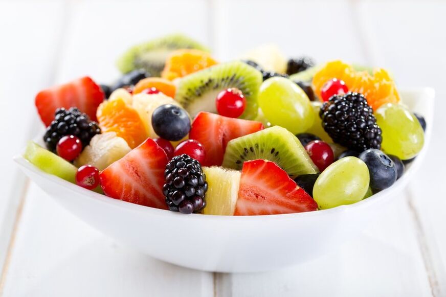 Ensalada de frutas en el menú de la dieta favorita. 